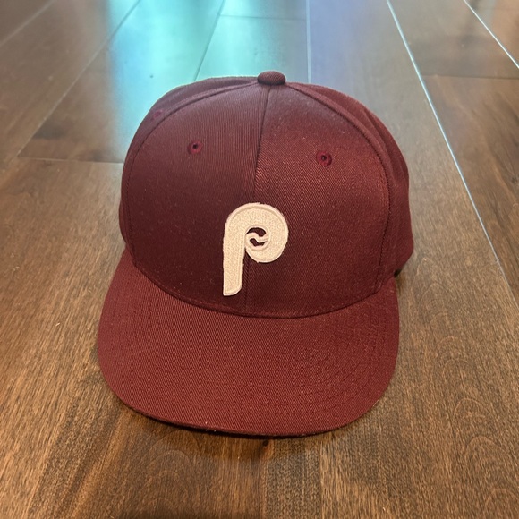 Philadelphia Phillies Retro Throwback Logo Maroon Snapback Hat Cap. - Picture 1 of 4